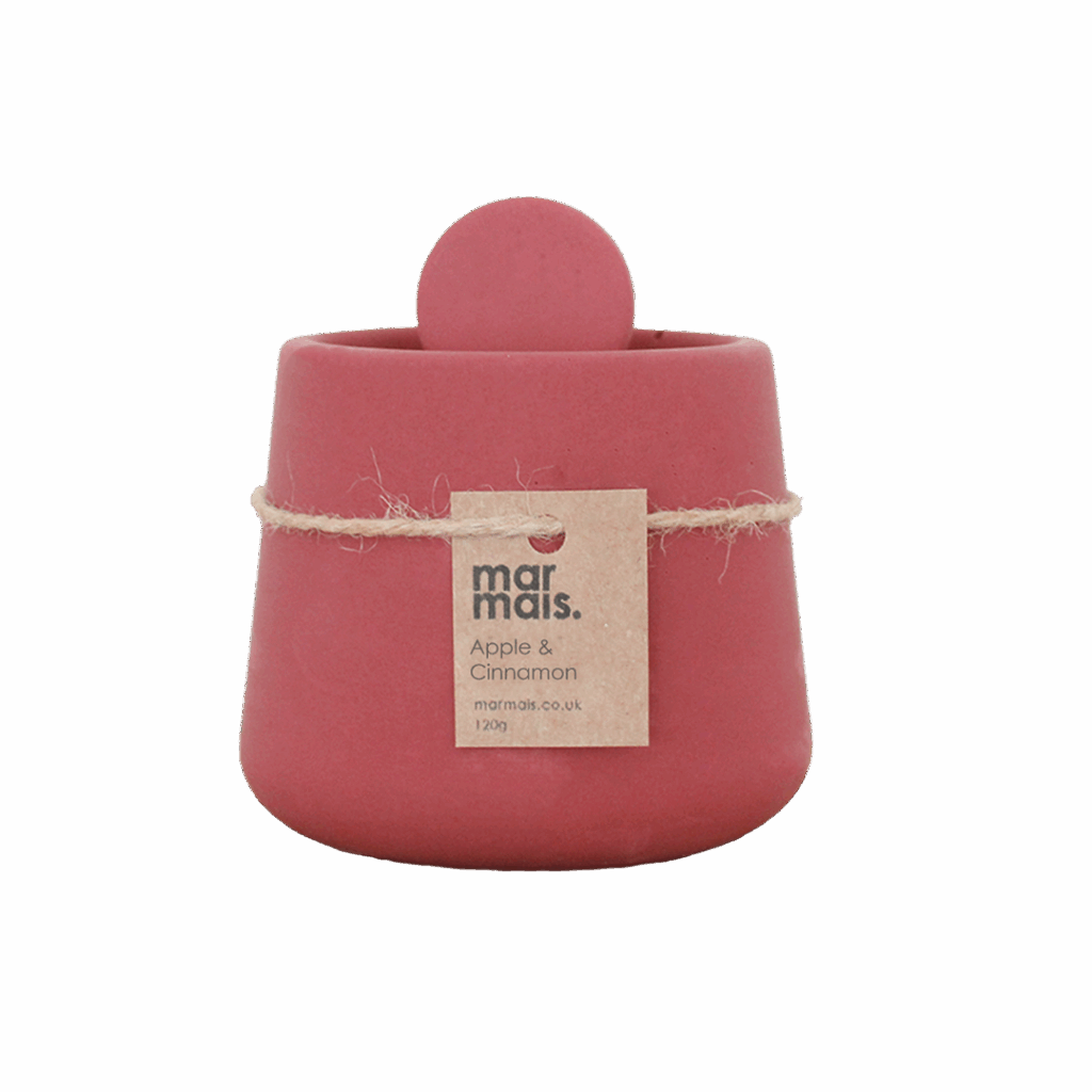 With its comforting, festive aroma, this candle evokes holiday baking, winter coziness, and fireside conversations. It’s ideal for sprucing up your home for Christmas or sharing as a seasonal gift.